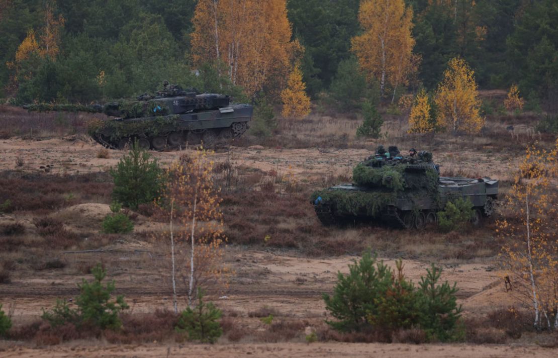 Dos tanques de batalla principales Leopard 2A6 de la Bundeswehr, las fuerzas armadas alemanas, participan en los ejercicios militares Iron Wolf de la OTAN el 27 de octubre de 2022 en Pabrade, Lituania.