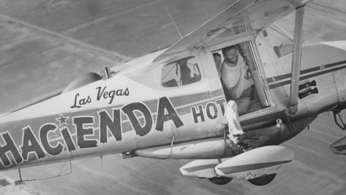 Robert Timm (delante) y John Cook vuelan en su Cessna 172 modificada. Crédito: Museo de Aviación Howard W. Cannon