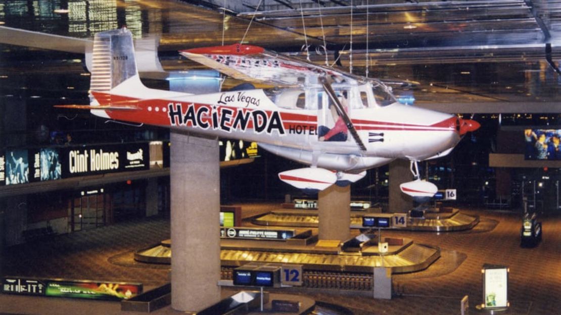 El Hacienda Cessna cuelga ahora sobre la banda de recogida de equipajes en el Aeropuerto Internacional Harry Reid de Las Vegas. Crédito: Museo de Aviación Howard W. Cannon