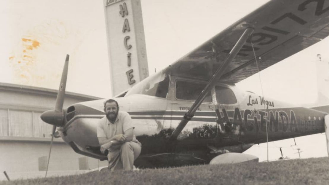 El récord mundial del vuelo continuo más largo del mundo fue establecido en 1959 por Robert Timm (en la foto) y su copiloto John Cook. Crédito: Museo de Aviación Howard W. Cannon