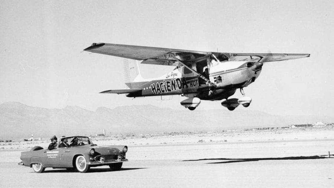 Los hombres volaron en este avión de cuatro plazas durante 64 días, 22 horas y 19 minutos. Aquí les acompaña el Ford Thunderbird "crash wagon" que les ayudó a repostar. Crédito: Museo de Aviación Howard W. Cannon