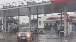 CNNE 1335581 - un posible tornado causa serios danos en deer park, texas