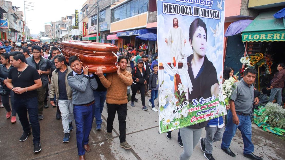 Familiares y amigos asisten al funeral de Jhon Henry Mendoza Huarancca, muerto durante las protestas tras la destitución del expresidente Pedro Castillo, en Ayacucho, Perú, el 17 de diciembre de 2022.