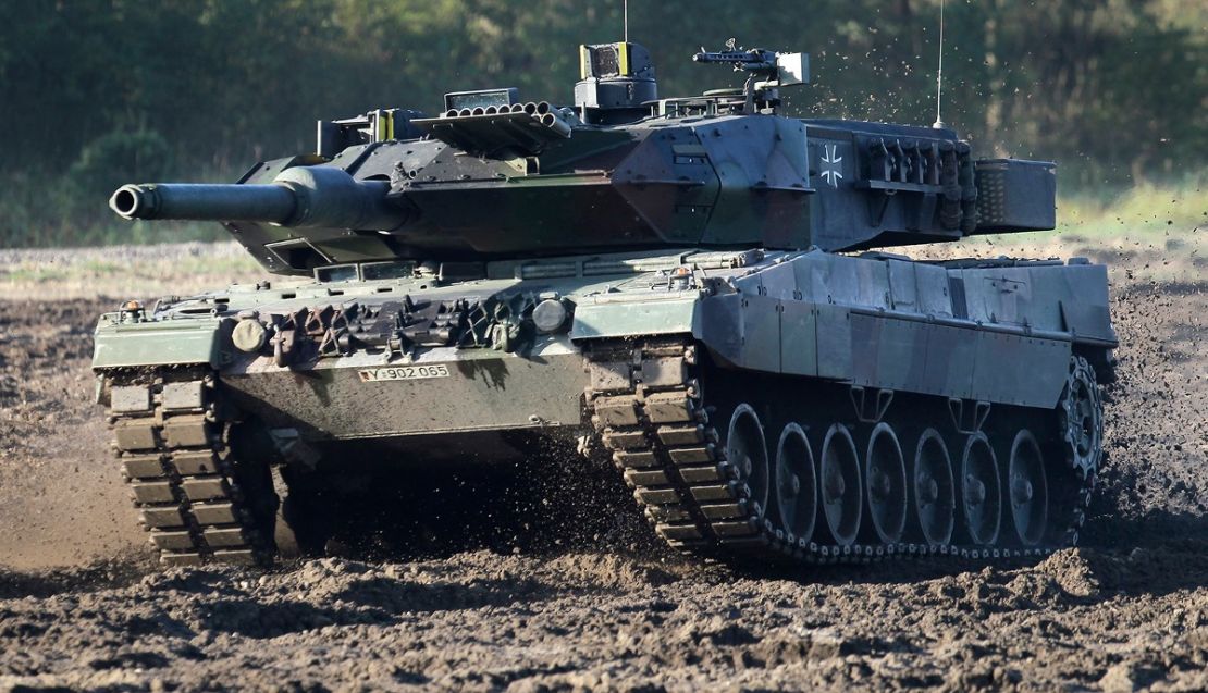 Un tanque Leopard 2, como los prometidos a Ucrania, durante una demostración en Munster, cerca de Hannover, Alemania, el 28 de septiembre de 2011.