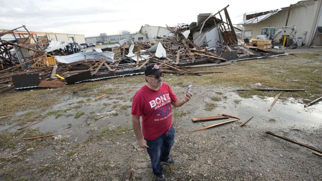 John Liparito inspecciona los daños causados por la tormenta el martes en Pasadena, Texas.