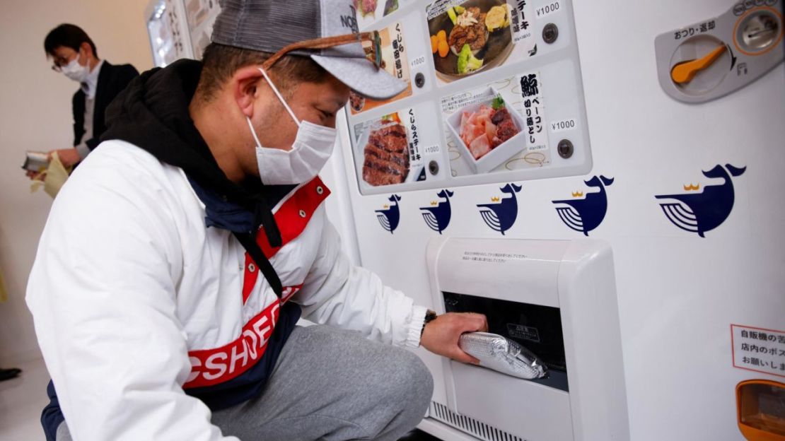 Un cliente compra carne de ballena en una máquina expendedora en Yokohama, Japón, el 24 de enero.