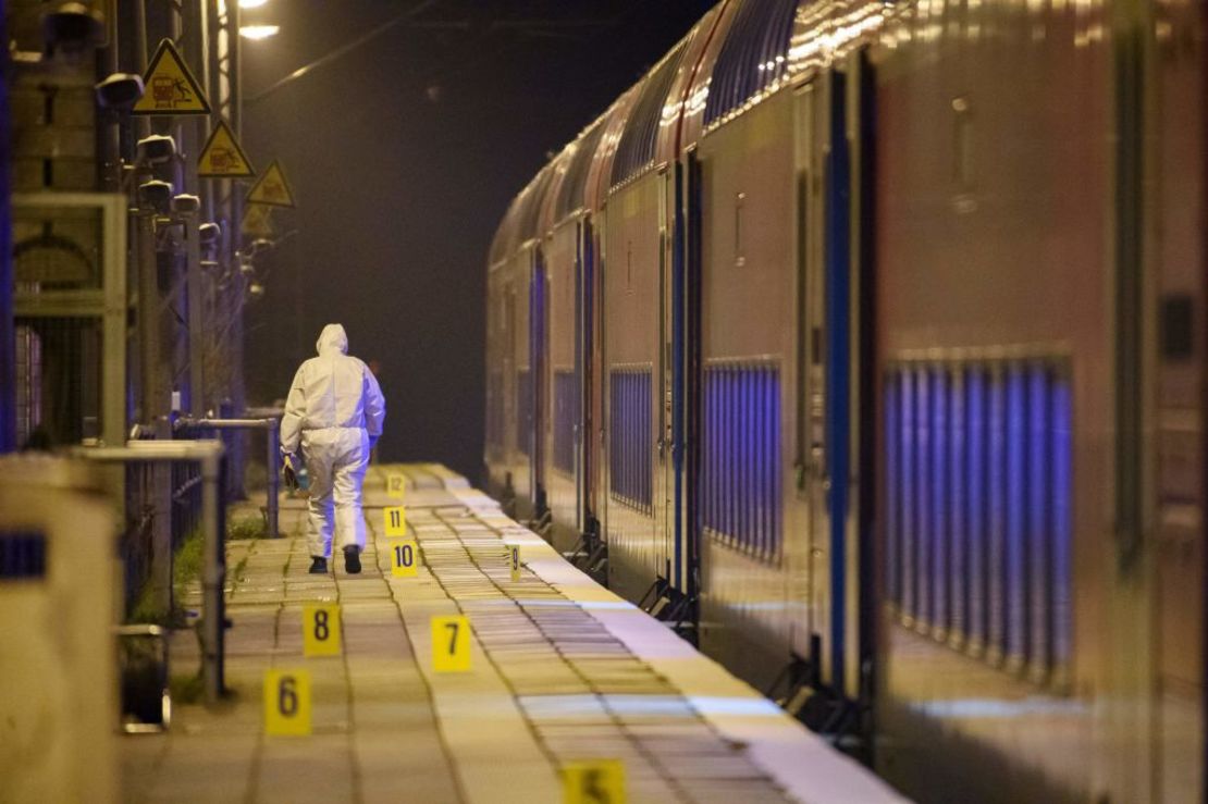 Personal forense de la policía asegura y fotografía pruebas en el andén de la estación de tren de Brokstedt, en el norte de Alemania, el 25 de enero de 2023, después de que dos personas murieran y varias más resultaran heridas en un ataque con cuchillo en un tren regional entre las ciudades de Hamburgo y Kiel.