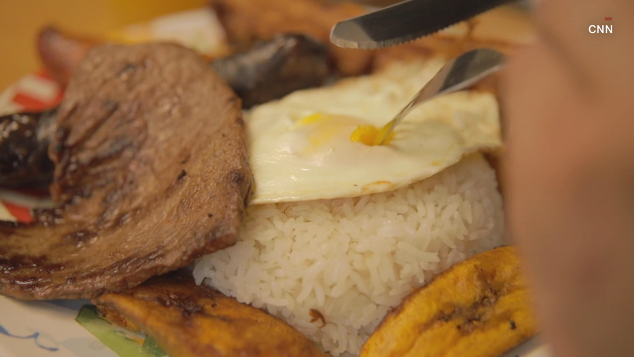 CNNE 1336006 - el precio del huevo afecta a la tradicional bandeja paisa en miami