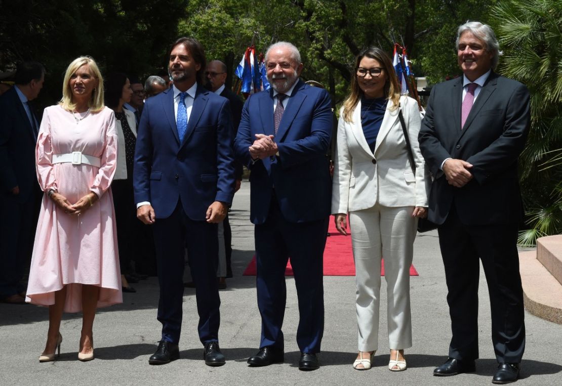 (De izquierda a derecha) Beatriz Argimon, vicepresidenta de Uruguay, Luis Lacalle Pou, presidente de Uruguay, Luiz Inácio Lula da Silva, presidente de Brasil, Rosangela "Janja" da Silva, esposa de Lula, y Francisco Bustillo, ministro de Relaciones Exteriores de Uruguay, posan para una fotografía en la residencia presidencial de Montevideo el 25 de enero de 2023, durante la visita de Lula a Uruguay.