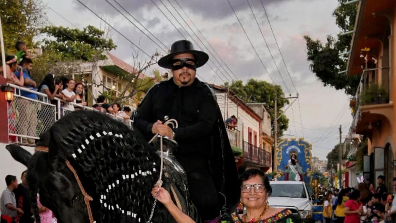 CNNE 1336199 - asi se disfrazo de "el zorro" un alcalde en el sur de mexico