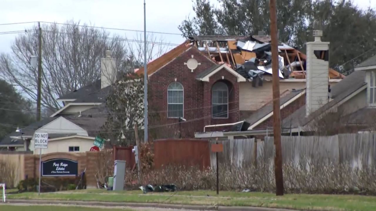 CNNE 1336306 - asi fue la destruccion del tornado que golpeo pasadena y deer park, texas