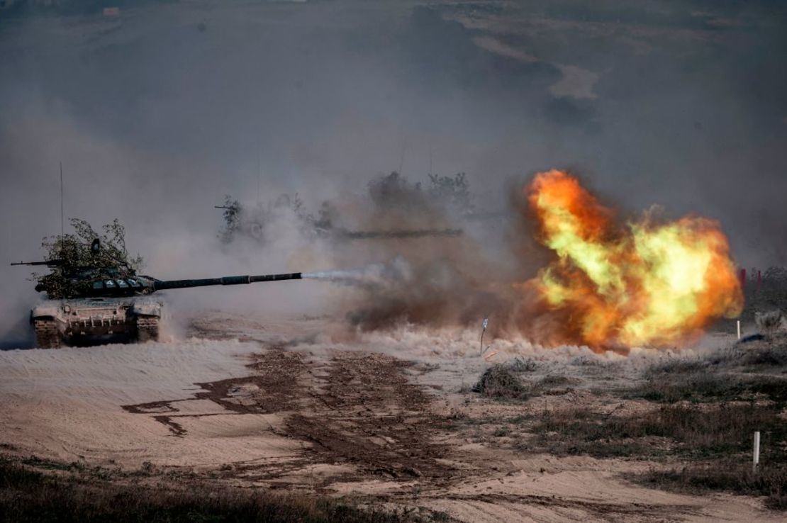 Tanques rusos T-72-B3 durante unos ejercicios militares en el campo de tiro Raevsky, en el sur de Rusia, el 23 de septiembre de 2020.