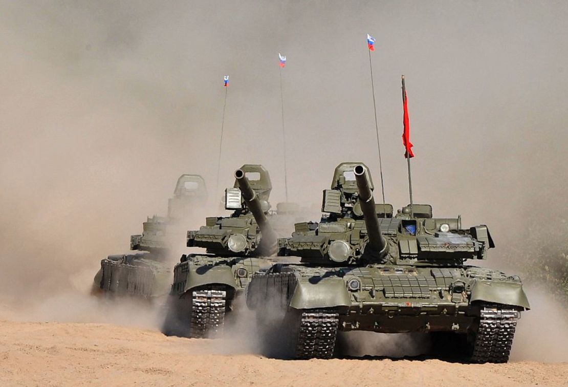 Una imagen tomada el 12 de septiembre de 2015 muestra tanques rusos T-80 durante un entrenamiento.