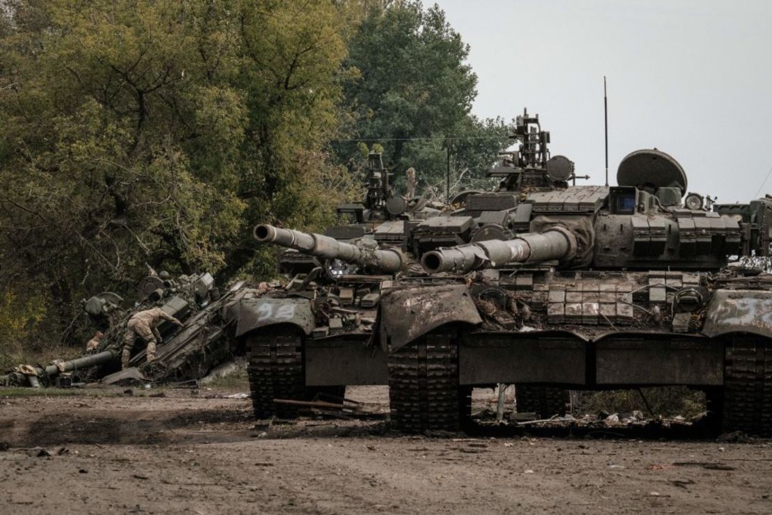 Soldados ucranianos hurgan en un tanque ruso T-90A abandonado en Kyrylivka, el 30 de septiembre de 2022.