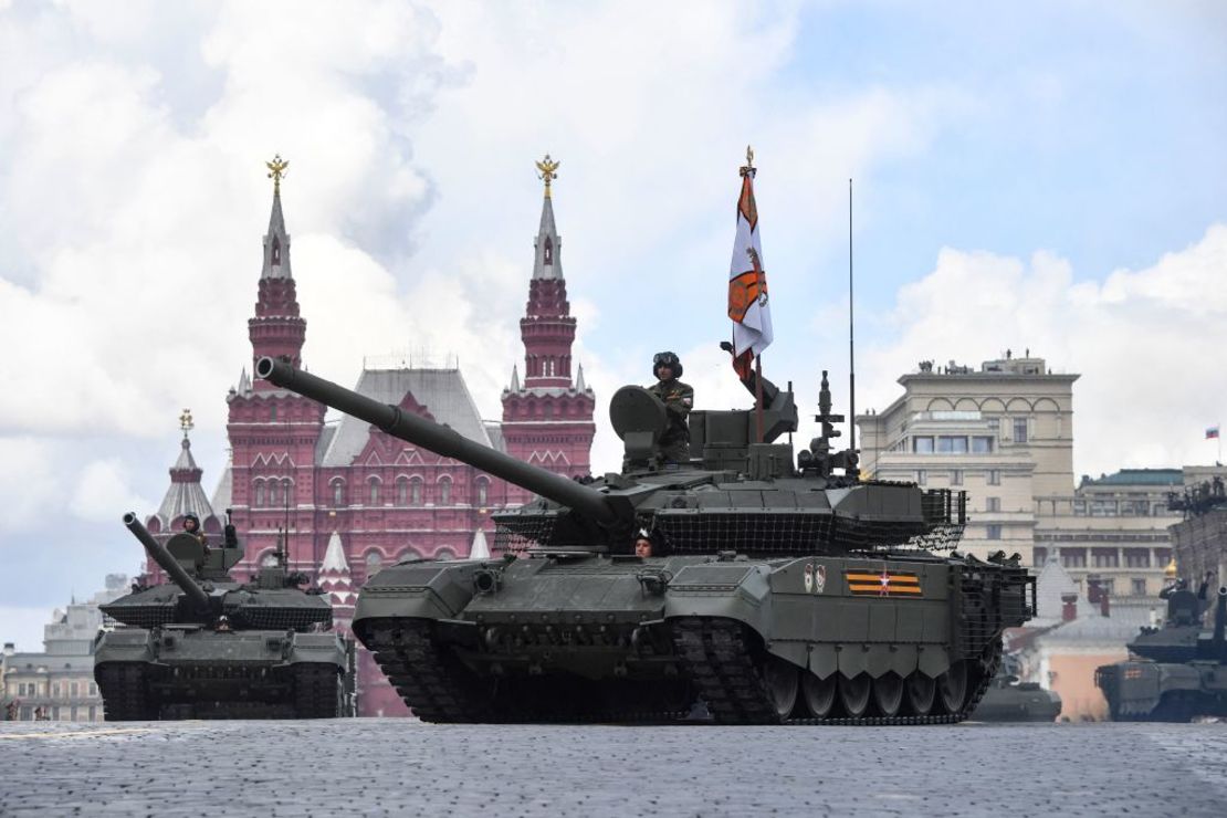 Un tanque ruso T-90M, una de las versiones más modernas, desfila por la Plaza Roja durante el desfile militar del Día de la Victoria en el centro de Moscú el 9 de mayo de 2022.