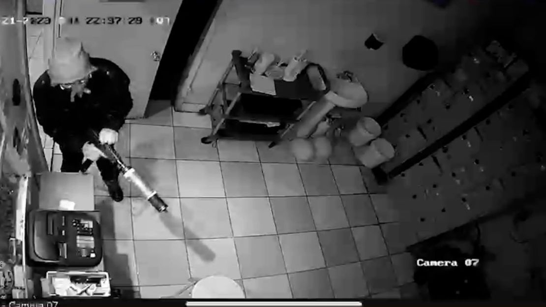Las imágenes de seguridad muestran al sospechoso entrando por una puerta. Cortesía de Brenda Tsay