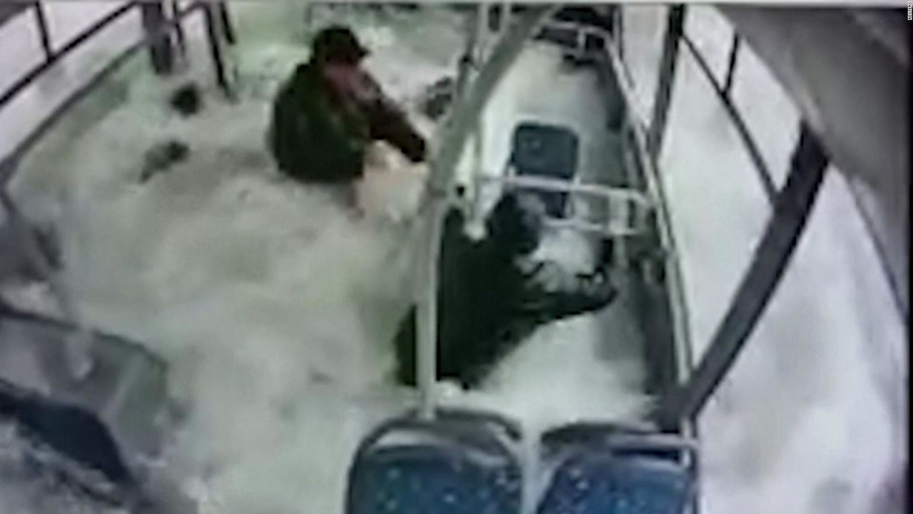 CNNE 1336673 - graban el momento en que autobus cae a un lago de turquia