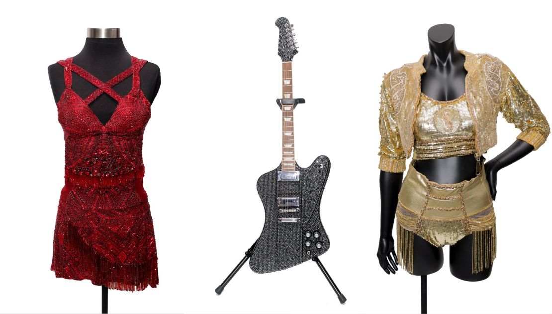 Los dos vestidos y la guitarra eléctrica Gibson Firebird que Shakira usó durante su presentación en el Super Bowl de 2020 junto a Jennifer Lopez.