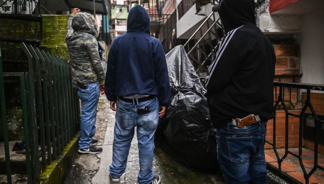 Miembros de la organización criminal Oficina de Envigado posan para una foto en un callejón en Medellín, Colombia, el 28 de septiembre de 2022.