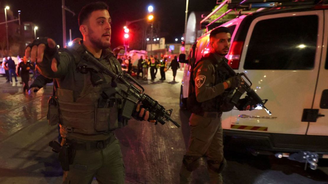 Las fuerzas de seguridad israelíes se despliegan en el sitio del ataque reportado el 27 de enero de 2023. Crédito: Ahmad Gharabli/AFP/Getty Images