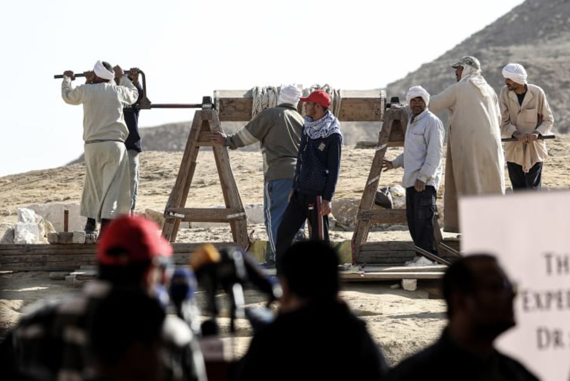 El arqueólogo Zahi Hawass y 10 ayudantes encontraron la momia, de 4.300 años de antigüedad. Crédito: Omar Zoheiry/picture alliance/Getty Images