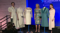 CNNE 1337371 - esta disenadora uruguaya te cuenta como fue hacer un vestido para jill biden