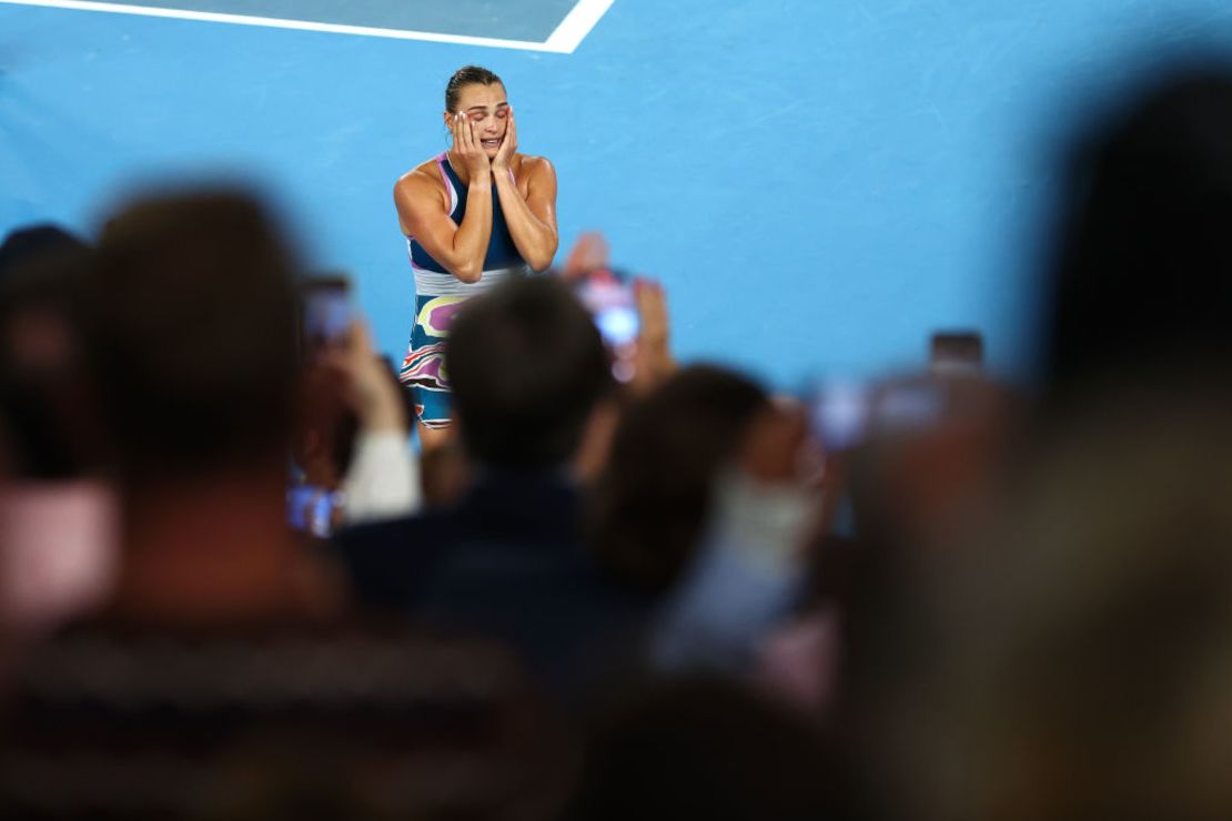 Aryna Sabalenka celebra ganar el punto del campeonato en el partido final de individuales femeninos contra Elena Rybakina de Kazajstán durante el día 13 del Abierto de Australia 2023 en Melbourne Park el 28 de enero de 2023 en Melbourne, Australia.