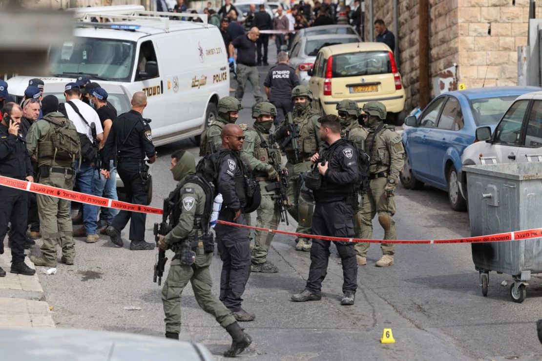 Las fuerzas de seguridad israelíes y el personal de los servicios de emergencia se reúnen en un área acordonada en el barrio predominantemente árabe de Silwan en Jerusalén, donde, según informes, un atacante disparó e hirió a dos personas, el 28 de enero de 2023.