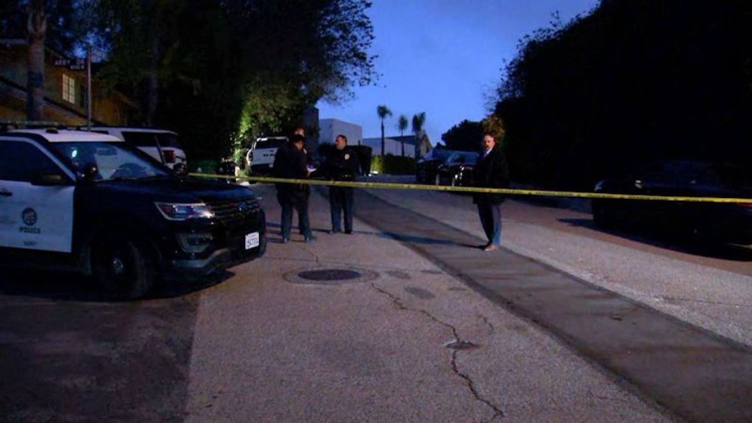 Tres personas murieron y al menos otras cuatro resultaron heridas en un tiroteo durante la noche en Los Ángeles, según un portavoz del Departamento de Bomberos de Los Ángeles. KABC