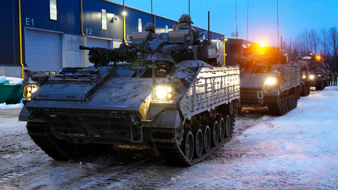 Tanques blindados británicos se preparan para moverse en el Campamento Militar de Tapa en Estonia, el 19 de enero de 2023.