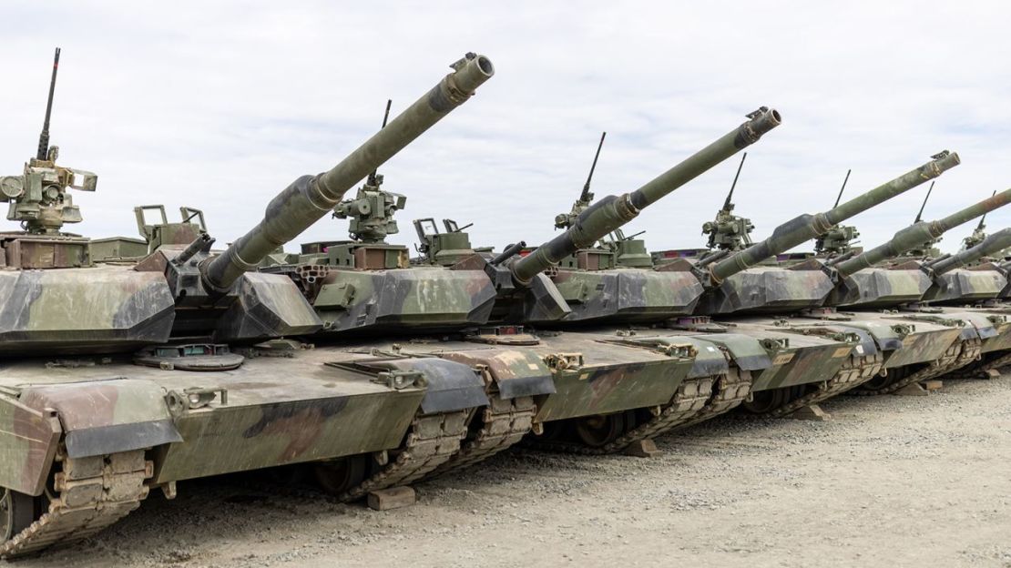 Los tanques M1A2 Abrams de propiedad estadounidense se ven en Grafenwoehr, Alemania.