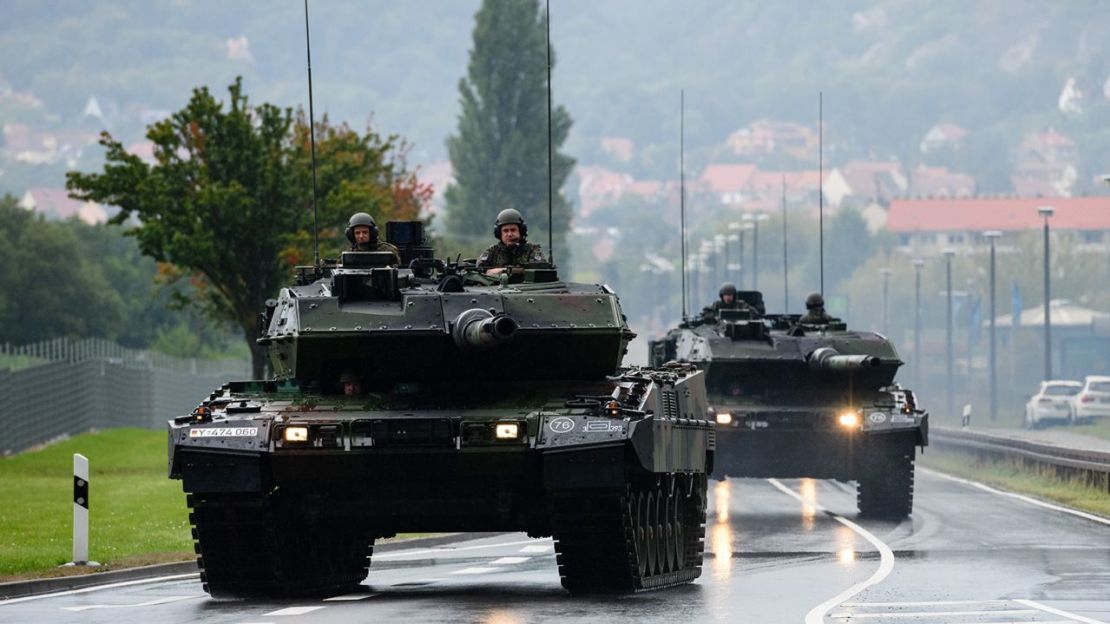 Dos tanques de batalla Leopard 2 A7V antes de un evento el 15 de septiembre de 2021 en Bad Frankenhausen, Alemania.