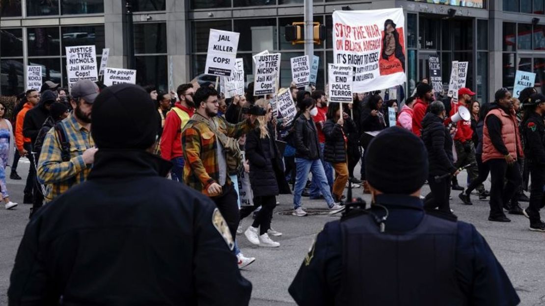 Agentes de policía de Atlanta observan cómo los manifestantes marchan durante una protesta contra el fatal asalto policial de Tyre Nichols en Memphis, en Atlanta, Georgia, el 28 de enero de 2023.