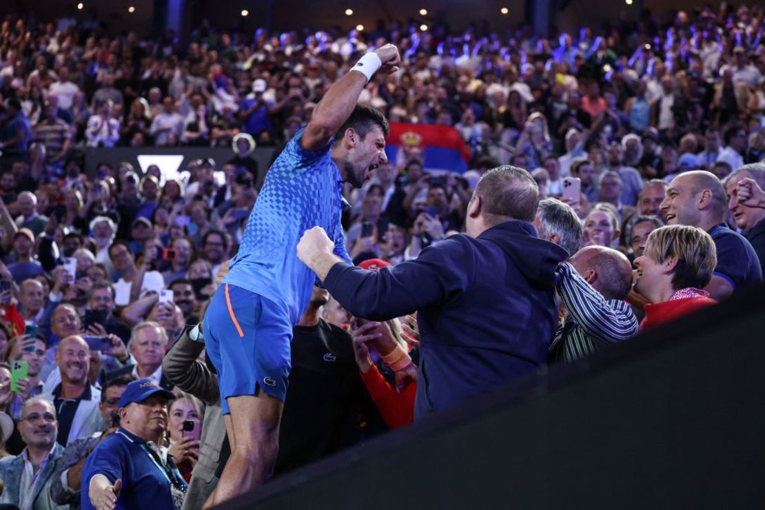 Djokovic celebra con seguidores. Crédito: DAVID GRAY/AFP via Getty Images