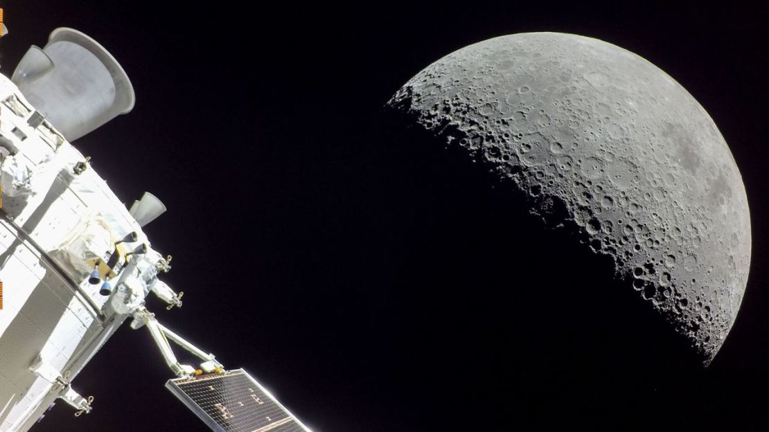 En el día de vuelo 20 de la misión Artemis I, Orión capturó la Luna en el sobrevuelo propulsado del día de regreso.