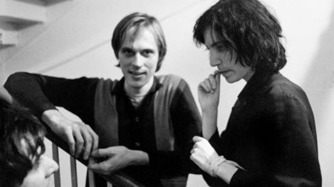 Patti Smith entre bastidores con Tom Verlaine de Television antes de actuar en el evento "Arista Records Salutes New York with a Festival of Great Music" en el City Center el 21 de septiembre de 1975.