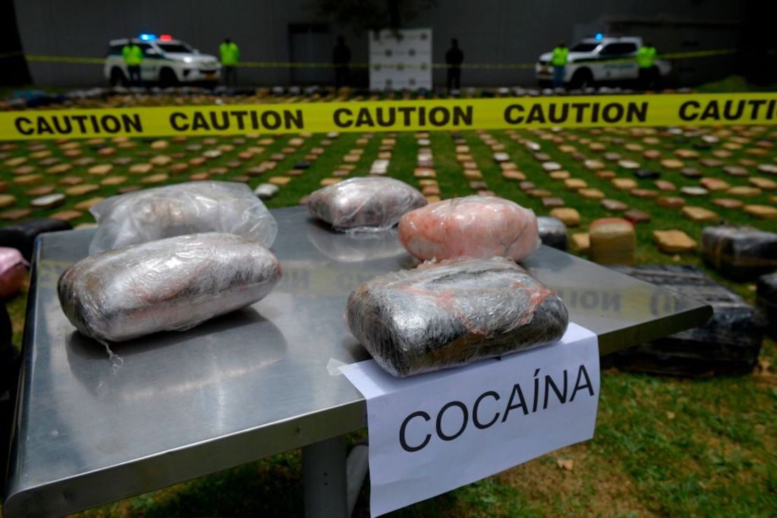 Vista de paquetes de cocaína incautados en Bogotá el 13 de agosto de 2020. Policías colombianos incautaron más de 2,5 toneladas de marihuana tipo Creepy y 5 kilos de cocaína pertenecientes a bandas criminales y valoradas en aproximadamente USD 622.400, informaron las autoridades en ese momento.