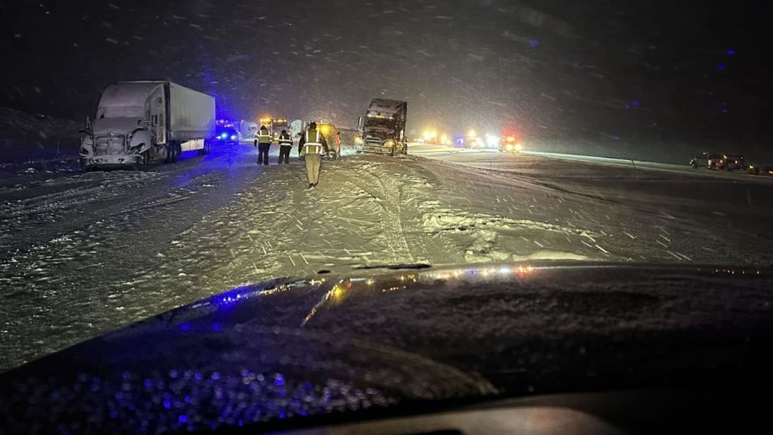 La Patrulla de Carreteras de Wyoming y los equipos de emergencia responden a una colisión de varios vehículos en la carretera interestatal 80 en el condado de Carbon.