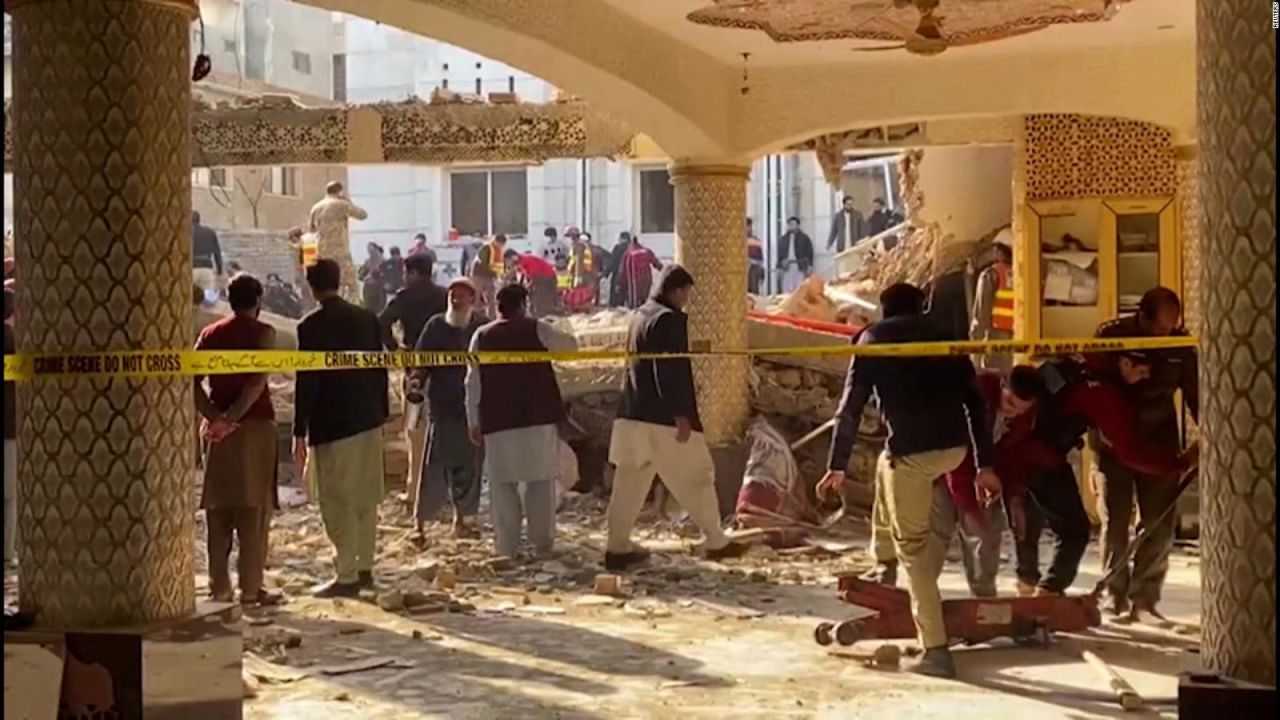 CNNE 1338010 - explosion en una mezquita en pakistan deja al menos 34 muertos