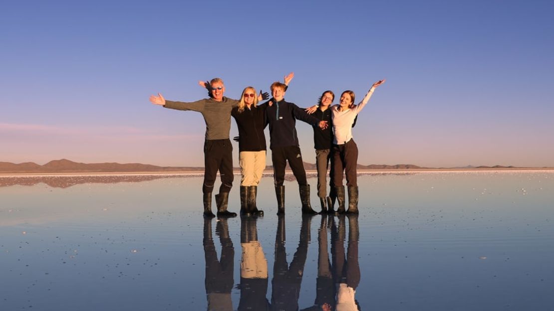 Los Porter, fotografiados en el Salar de Uyuni (Bolivia), partieron de Vancouver el 15 de junio de 2022 y "básicamente han estado viajando todos los días desde entonces". Crédito: Samantha Porter