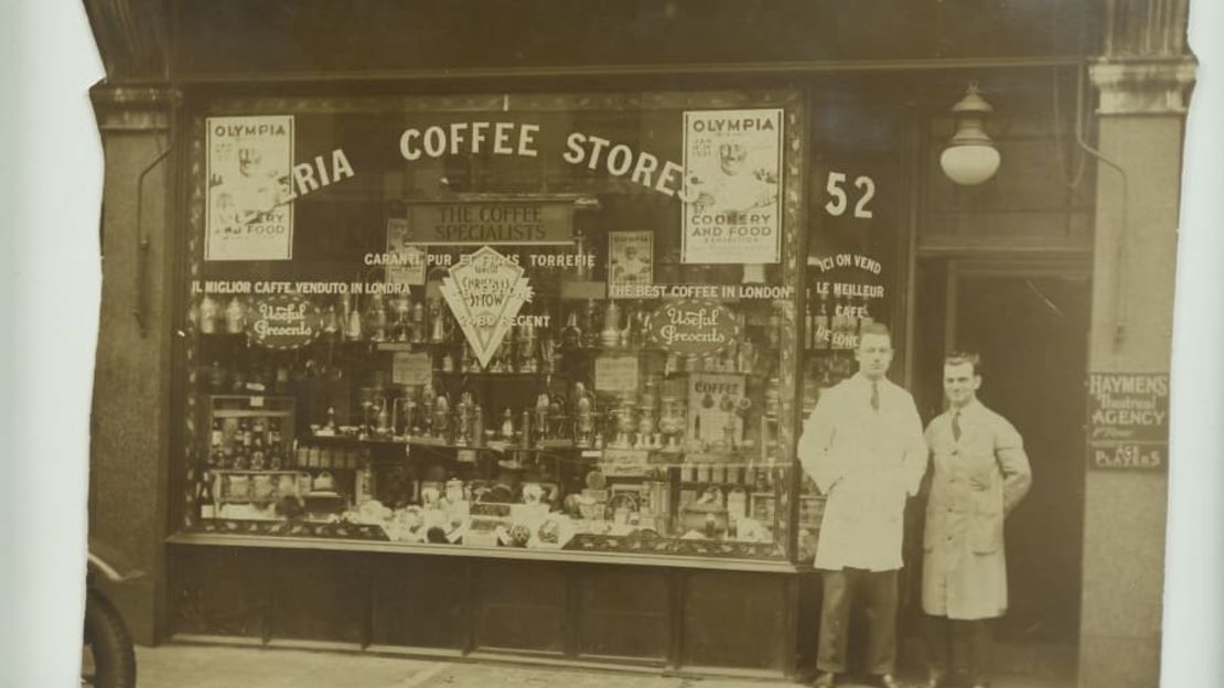 Imagen de la década de 1930 de Algeria Coffee Stores, en Old Compton Street. La tienda fue fundada por un ciudadano argelino al que ahora solo se recuerda como el Sr. Hassan. Posteriormente la compró un belga, que la vendió a un inglés en la década de 1940, cuyos descendientes atienden la tienda en la actualidad. Crédito: James Stacey/CNN