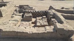 CNNE 1338185 - mira la mas antigua e importante ciudad romana hallada en egipto