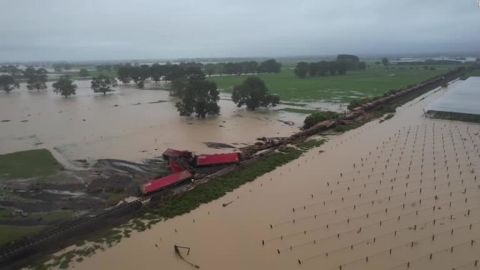 CNNE 1338187 - tren descarrila a causa de las graves inundaciones en nueva zelandia