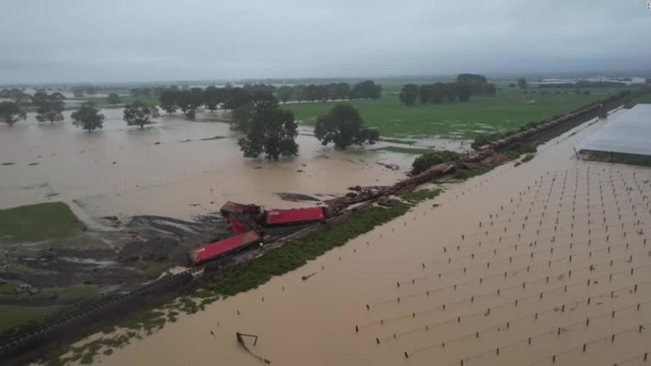 CNNE 1338187 - tren descarrila a causa de las graves inundaciones en nueva zelandia