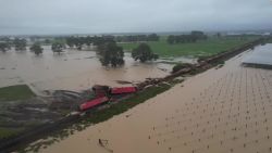 CNNE 1338187 - tren descarrila a causa de las graves inundaciones en nueva zelandia