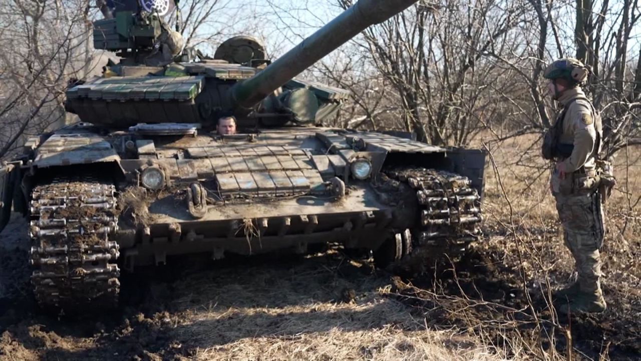 CNNE 1338277 - reportero de cnn te muestra como lucha ucrania usando tanque sovietico