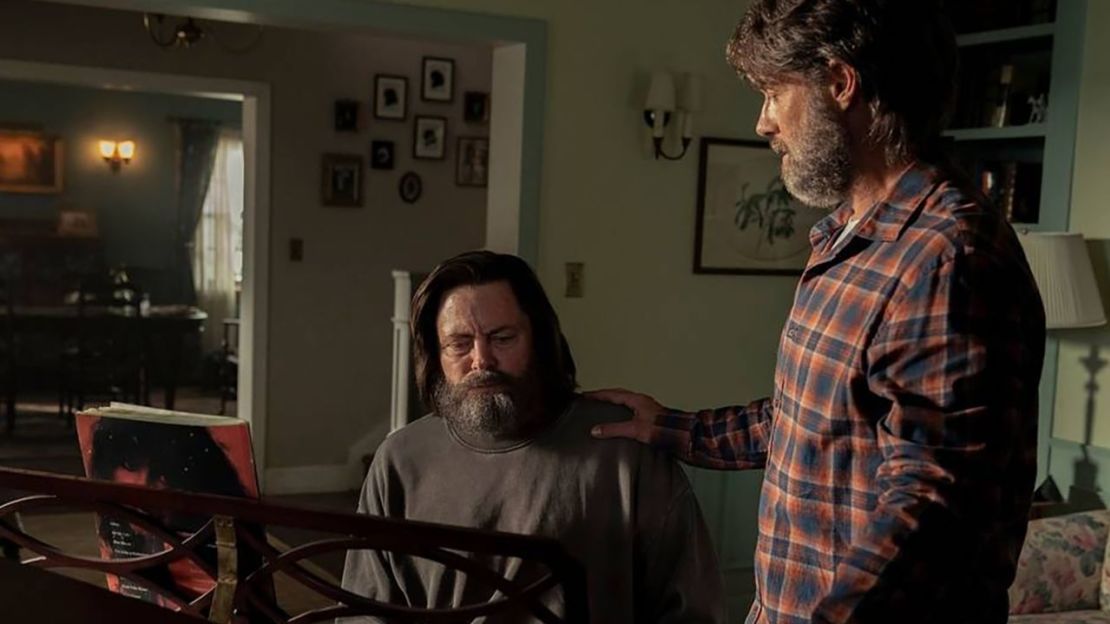 Nick Offerman (izquierda) y Murray Bartlett interpretan a Bill y Frank, respectivamente, en un emotivo episodio de "The Last of Us". Crédito: Liane Hentscher/HBO