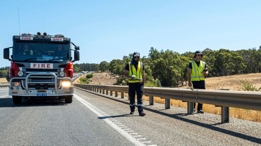 Las autoridades estatales de Australia Occidental están buscando una pequeña cápsula radiactiva que se cree que se cayó de un camión.