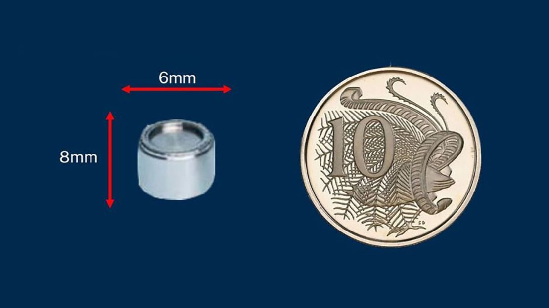 Una ilustración proporcionada por el Departamento de Salud de Australia Occidental muestra el tamaño de la cápsula en comparación con una moneda.