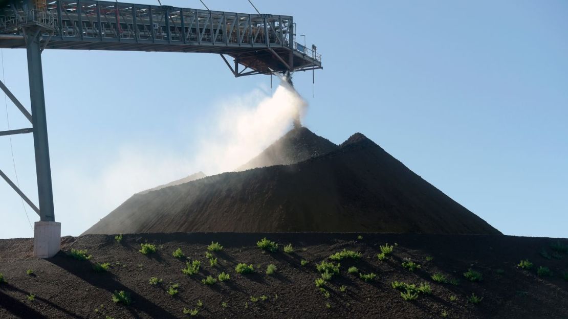 Una cinta transportadora transporta mineral de hierro en la mina Gudai-Darri, operada por Rio Tinto, en la región de Pilbara de Australia Occidental, 21 de junio de 2022.